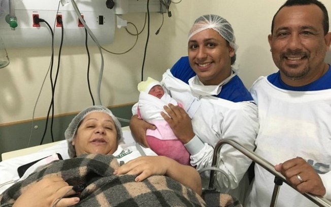 Mãe dá à luz netos gêmeos para filho gay ser pai: “Sonho realizado”