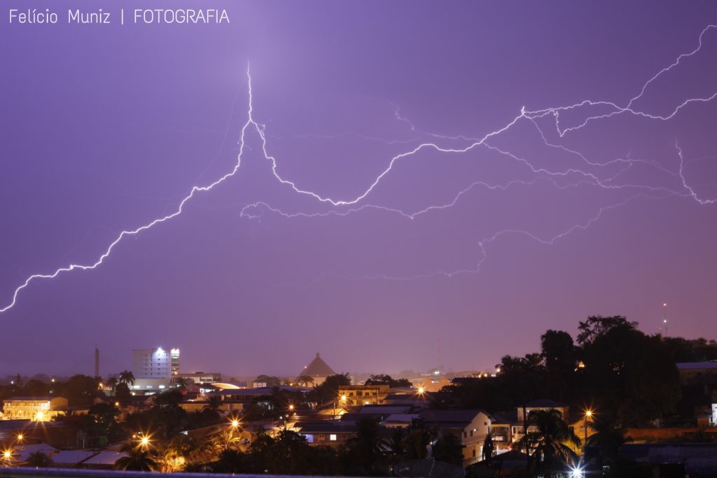 Fotógrafo registra raios durante a tempestade em Cruzeiro do Sul