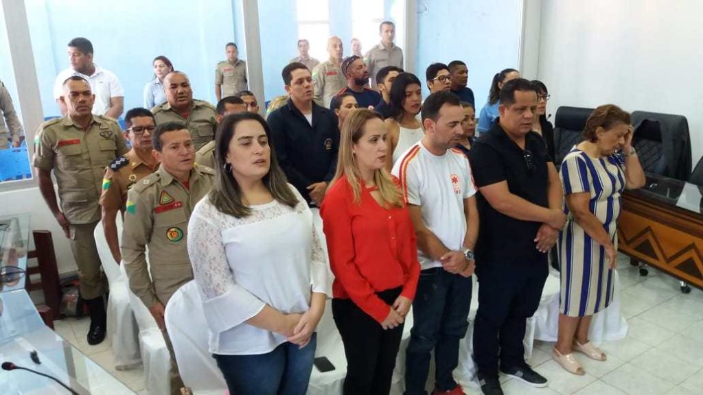 Profissionais que ajudaram vítimas de explosão de barco são homenageados