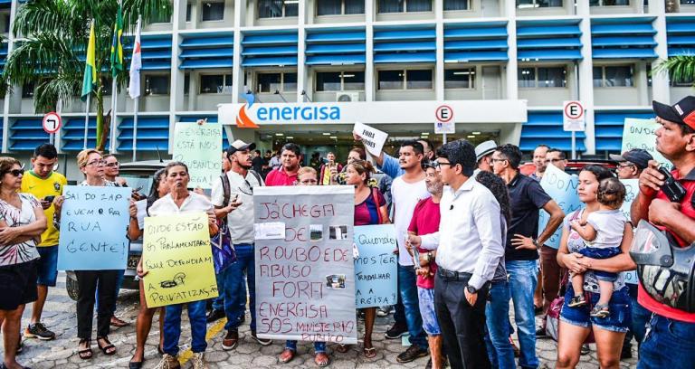 Manifestantes vão à sede da Energisa cobrar explicações sobre salto no valor das contas de luz