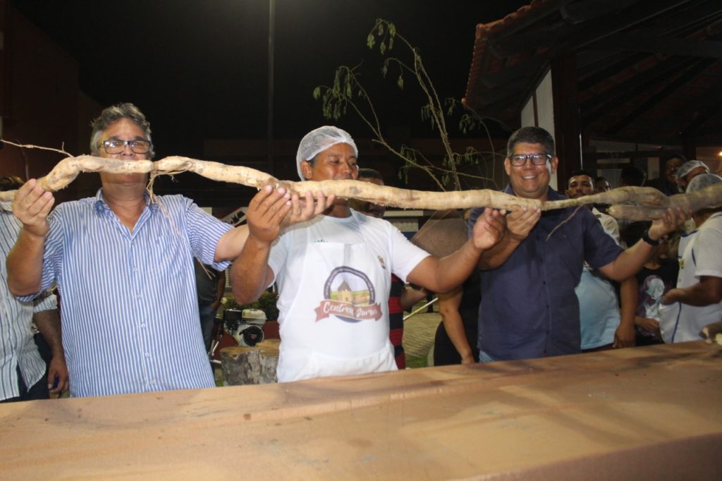 Macaxeira de mais de 2 metros é destaque na última noite do Festival da Farinha