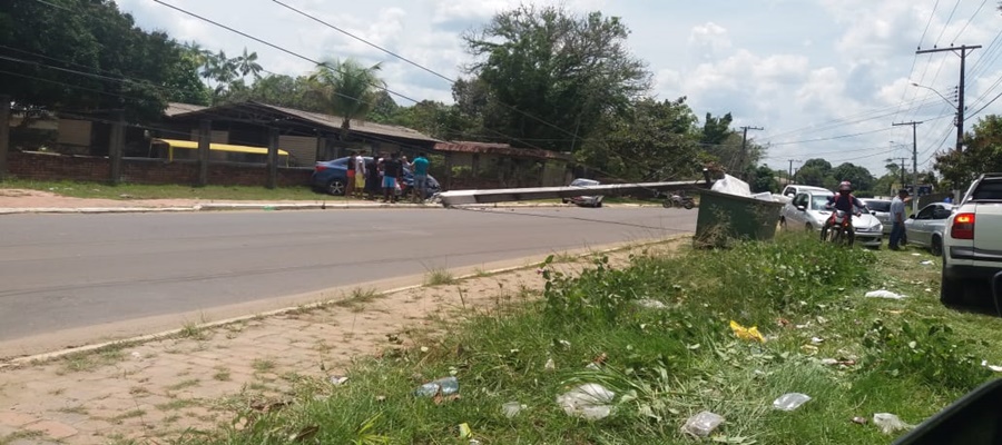 Veículo perde o controle e acaba derrubando poste próximo ao Hospital do Juruá