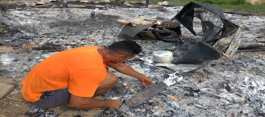 Mulher pede ajuda para irmão que teve casa incendiada na Comunidade São João