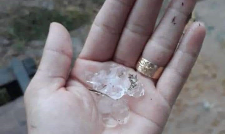 Chove granizo em Porto em Walter e moradores ficam assustados