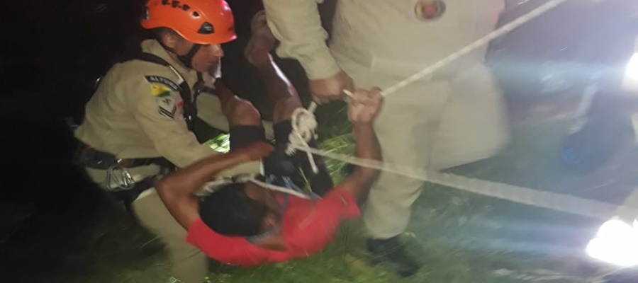 Motorista sai da pista e fica preso em árvore em Cruzeiro do Sul