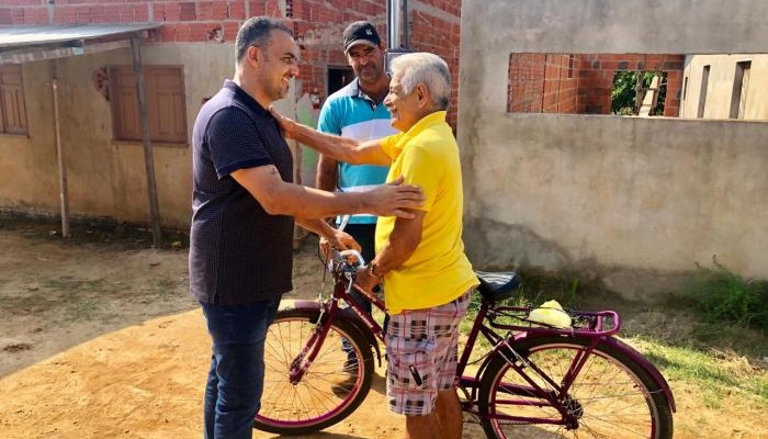 Ilderlei Cordeiro vistoria obras de pavimentação e conversa com população