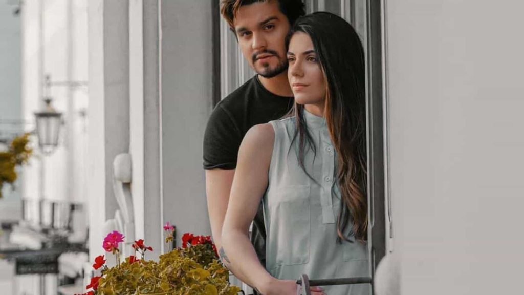 Luan Santana pede namorada em casamento em passeio de balão