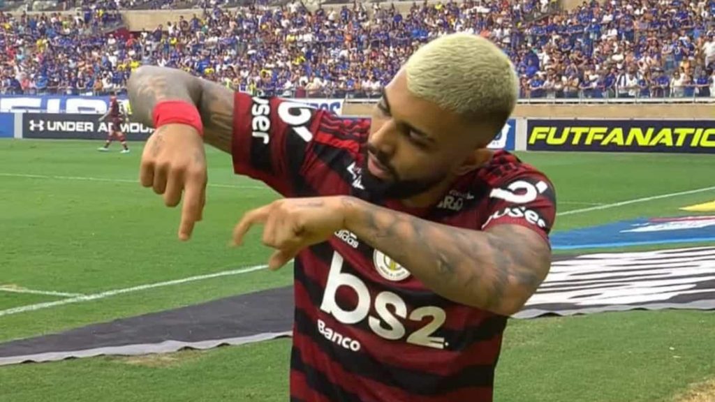 INCLUSÃO: Atacante do Flamengo usa Libras para comemorar gol