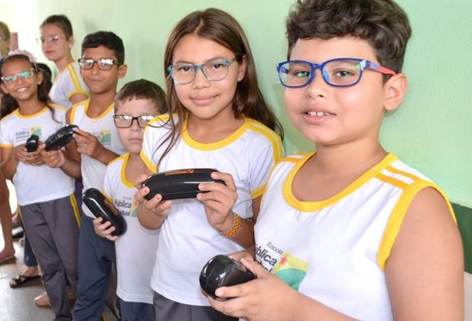 Governo entrega óculos a alunos para que se dediquem mais aos estudos