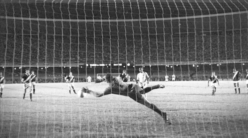 Morre Andrada, argentino ídolo do Vasco que levou o milésimo gol de Pelé