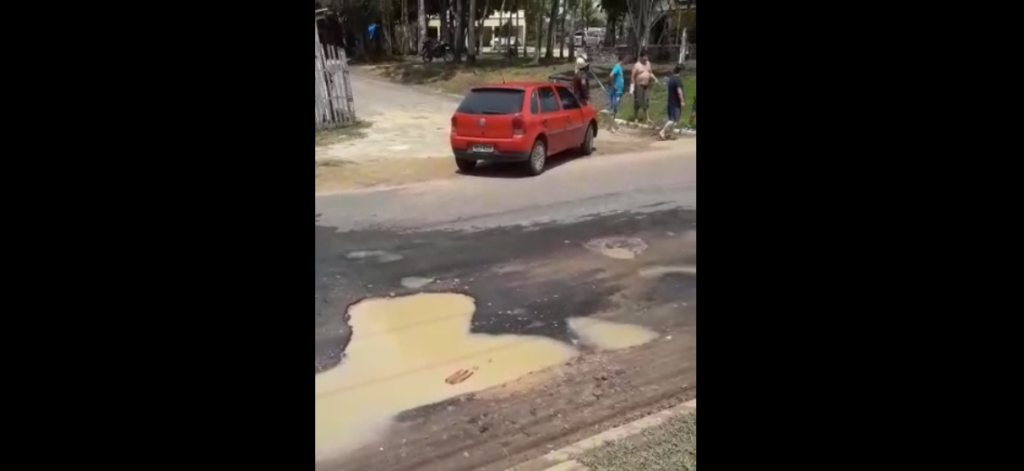 Vídeo: Buraco causa segundo acidente e moradores denunciam a situação em Cruzeiro do Sul