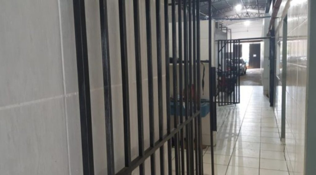 Adolescente é apreendido por estuprar menina de 7 anos em piscina