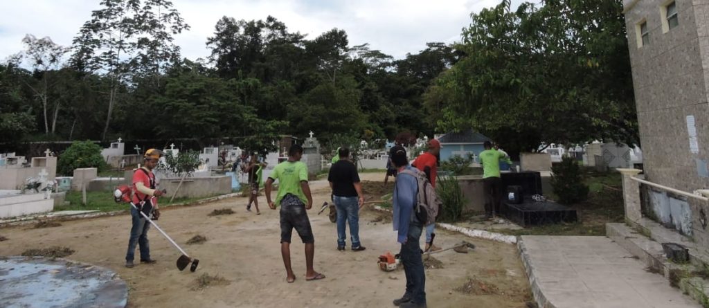 Reeducandos realizam limpeza do cemitério de Cruzeiro do Sul