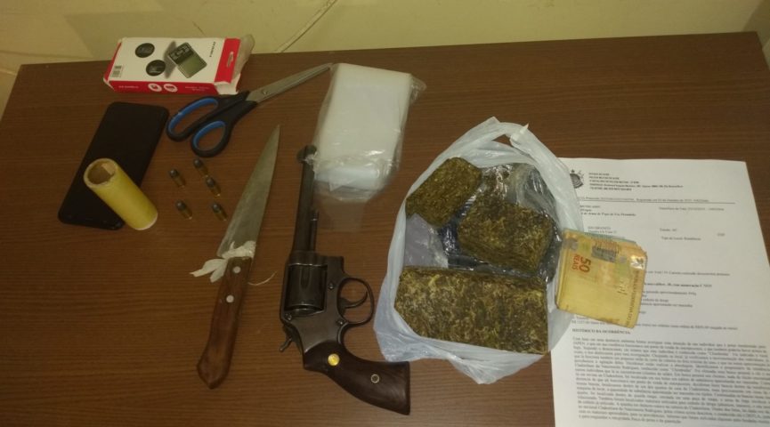 Polícia fecha boca de fumo e prende monitorado por tornozeleira com arma
