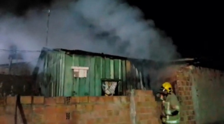 Casa da mulher acusada de ficar com o bebê arrancado da barriga da mãe é queimada