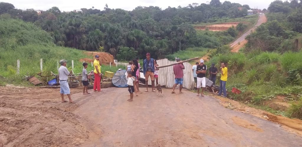 Moradores fecham rua que dá acesso ao lixão de Cruzeiro do Sul