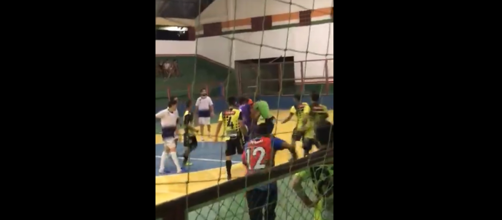 Vídeo: Após cartão vermelho, jogador agride árbitro e é expulso de campeonato em Tarauacá