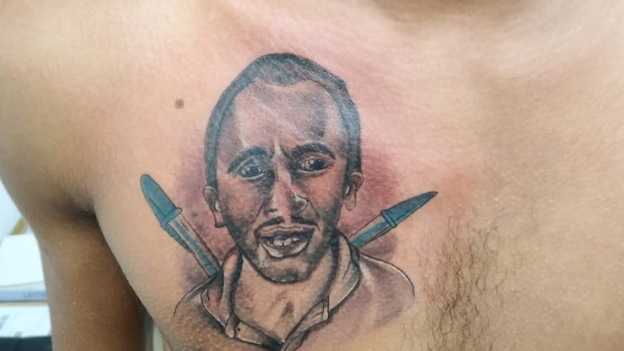 Homem tatua homenagem ao hit “Caneta Azul” no corpo; tatuador se surpreende com repercussão