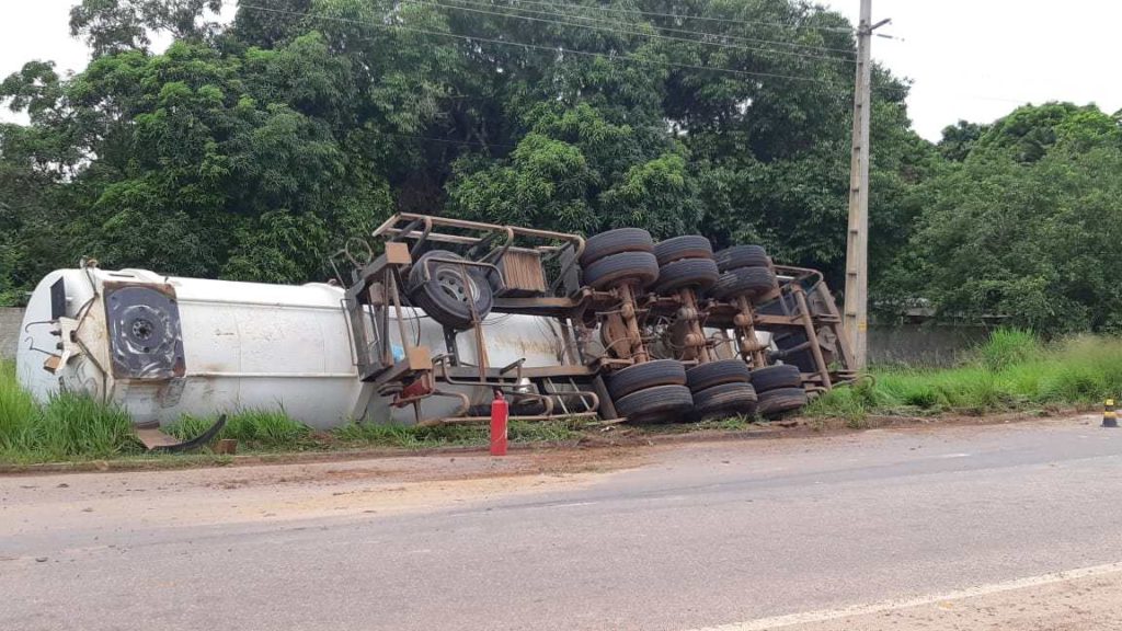 Carreta Tanque que transportava óleo diesel tomba na BR-364
