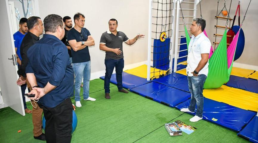 Em Cruzeiro do Sul, Rocha busca parceria para atender crianças com autismo