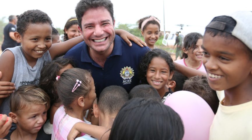 Gladson Cameli distribui presentes a crianças de famílias de colonos na Transacreana