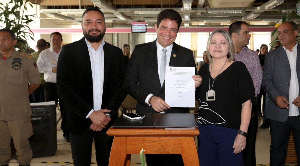 Gladson assina obras de revitalização da OCA e uso de mão de obra de presos