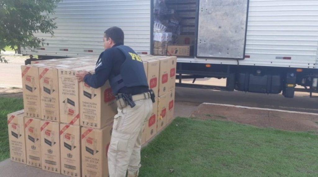 PRF prende dupla com 105 mil carteiras de cigarro contrabandeado na BR-364