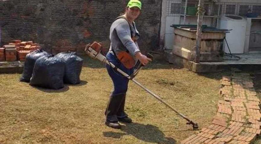 Sem emprego formal, mulher enfrenta preconceito e decide roçar quintais