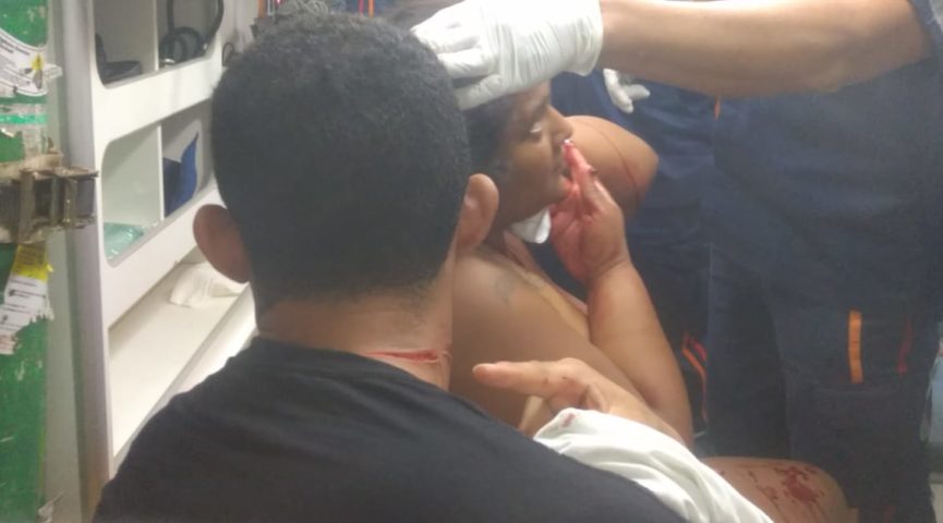 Mulher entra em igreja para escapar da morte, mas acaba levando facada no pescoço