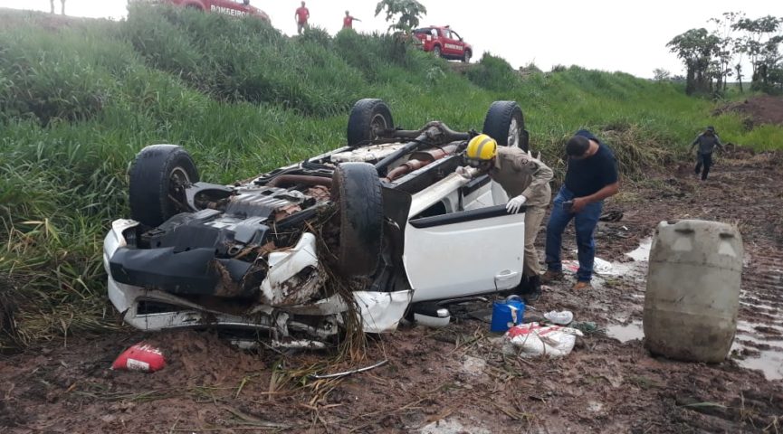 Empresário capota caminhonete após tentar desviar buraco na BR-364