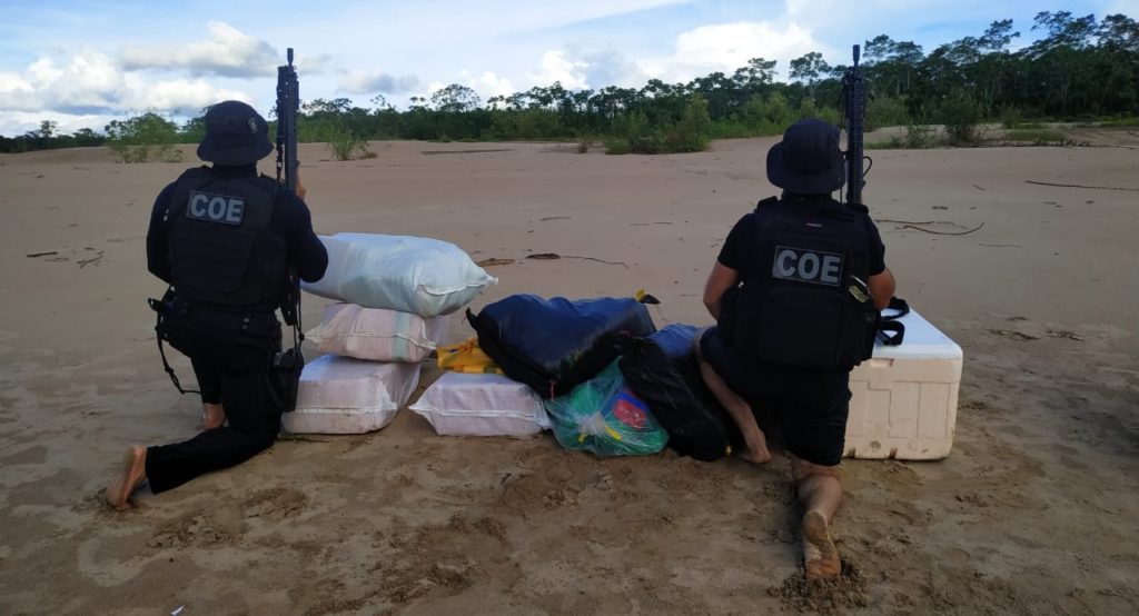 PM troca tiros com traficantes e apreende cerca de 300 quilos de drogas no Rio Juruá