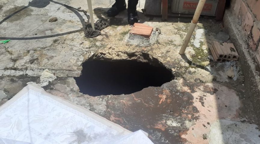 Mulher morre após ser ‘engolida’ por buraco enquanto estendia roupa, em Manaus