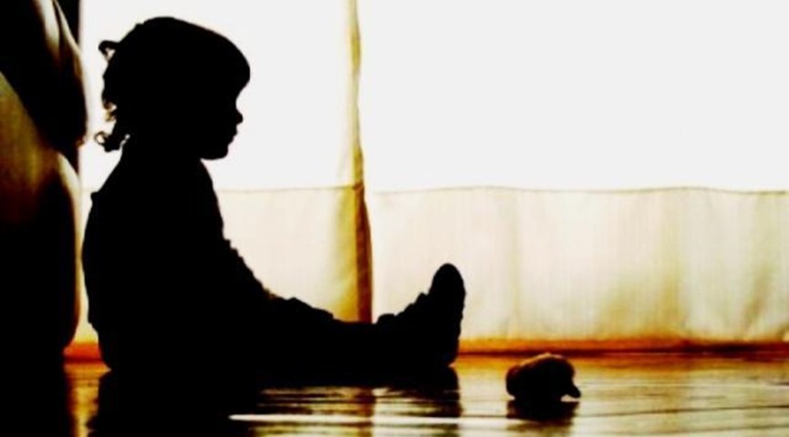 Após bebedeira, mãe estupra a própria filha de três anos