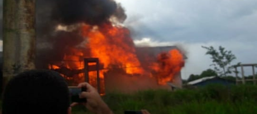 Vídeo: Incêndio atinge núcleo do governo em Porto Walter