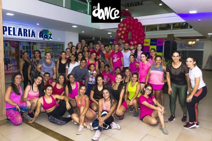 Outubro Rosa: aula de dança é promovida pela prefeitura no Copacabana Shopping
