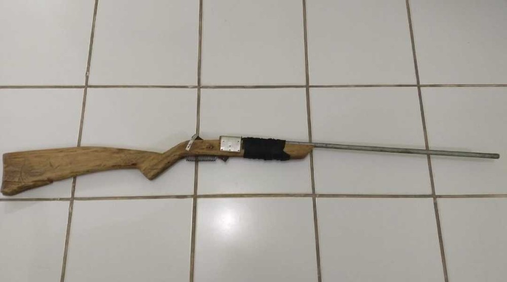 Menino acha arma em casa e atira em irmão de 4 anos durante brincadeira em Cruzeiro do Sul