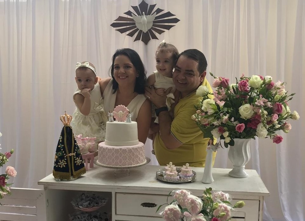 Casal faz promessa pra engravidar e batiza gêmeas no AC com nome de Aparecida no dia da Santa