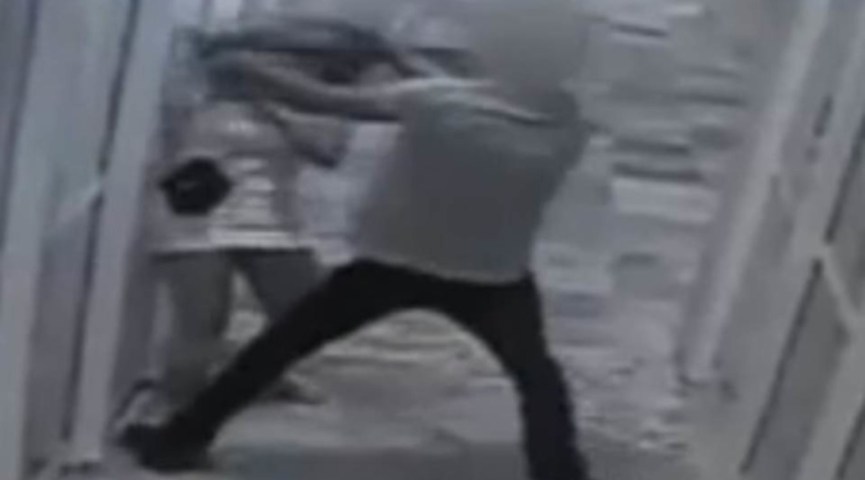 Vídeo: policial agride companheira após ser chamado de palhaço