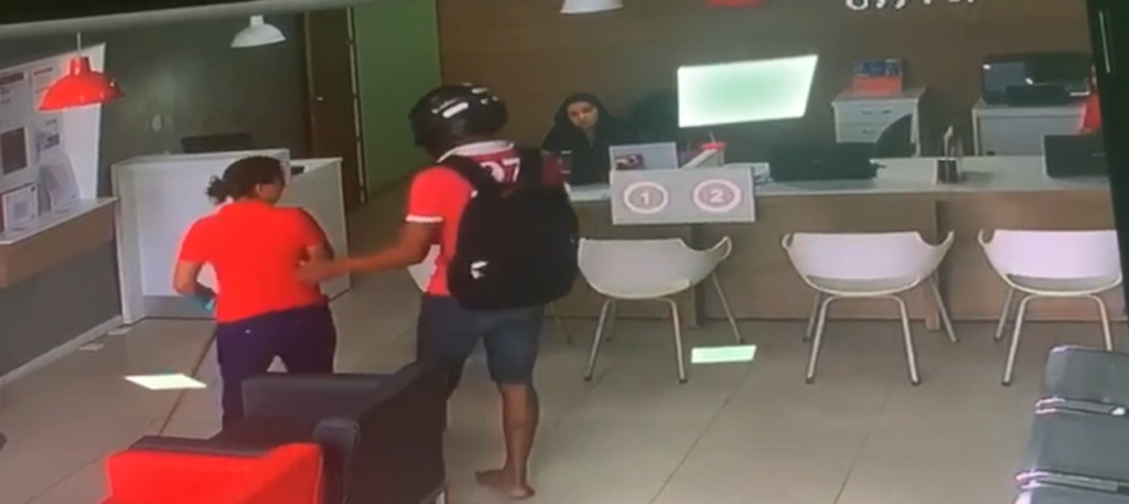 Vídeo: Motoqueiros armados assaltam loja no Centro de Cruzeiro do Sul