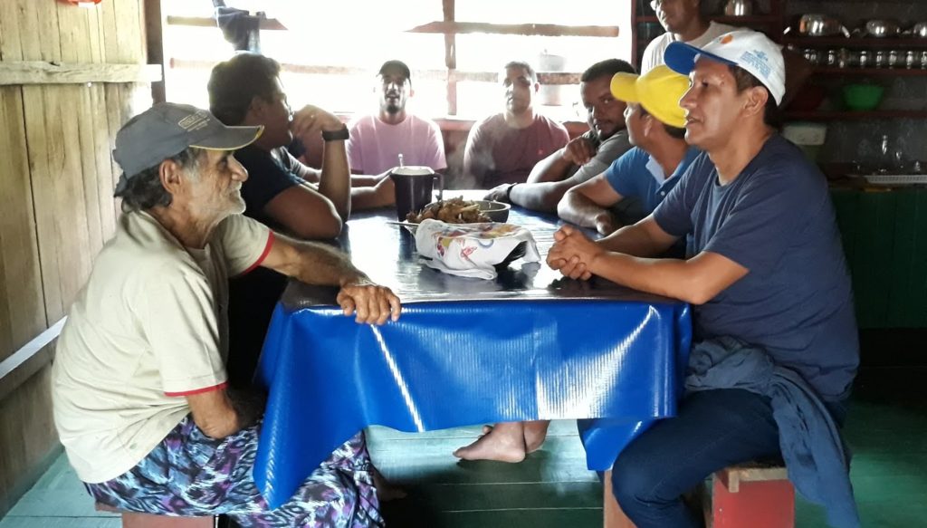 Prefeito Isaac Piyãko dialoga com moradores de comunidades ribeirinhas
