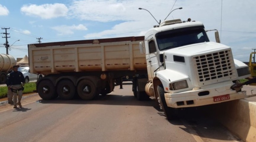 Motorista passa mal na direção e caçamba bate contra mureta na BR-364