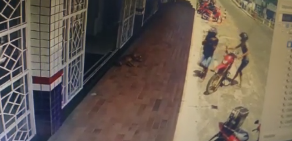 Vídeo: Tentativa de assalto é frustada após populares gritarem pela polícia no Centro de Cruzeiro do Sul