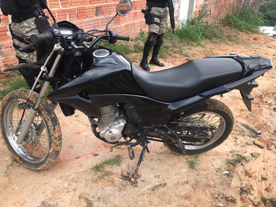 PM prende dois homens com arma de fogo e recupera motocicleta em Cruzeiro do Sul