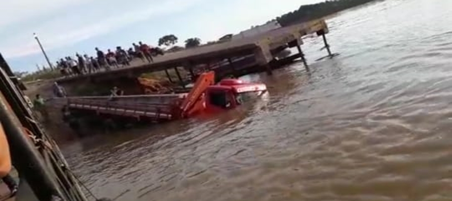 Caminhão que transportava postes de energia cai no Rio Juruá; assista
