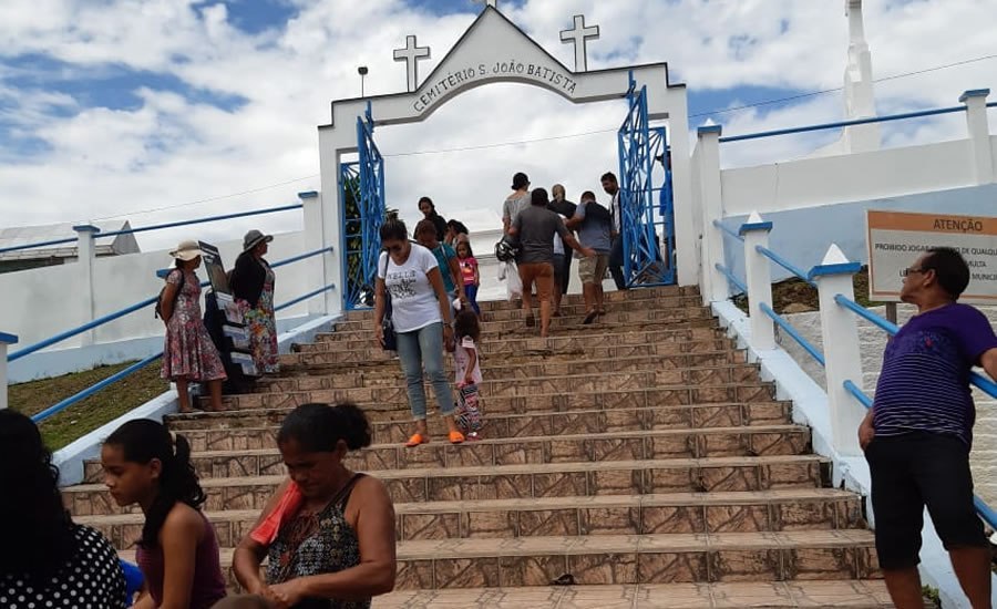 Em Cruzeiro do Sul, familiares vão em cemitério com medo de assaltos