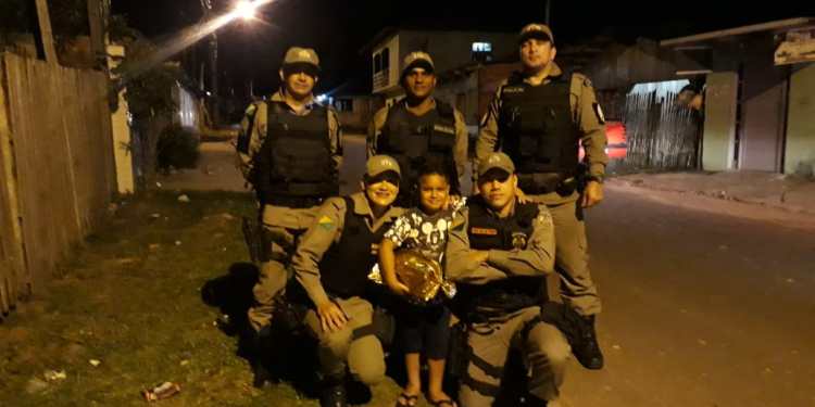 Em Cruzeiro do Sul, policiais realizam sonho de criança de conhecer viatura