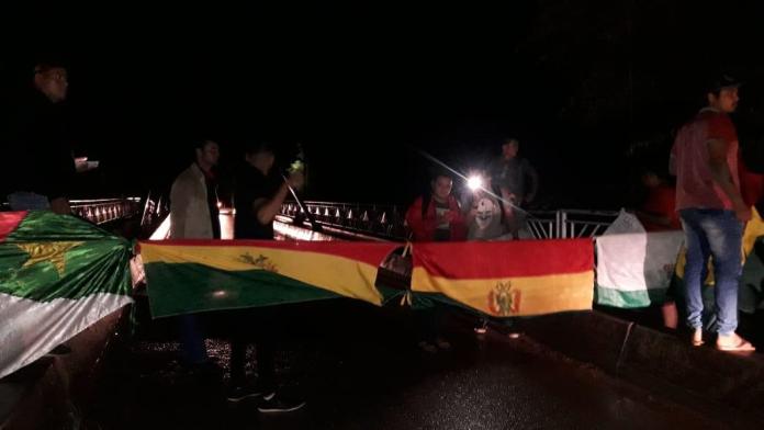 Vídeo: No Acre, bolivianos fecham fronteira com o Brasil