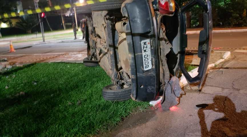 Carro capota no Parque da Maternidade e criança de 3 anos é arremessada