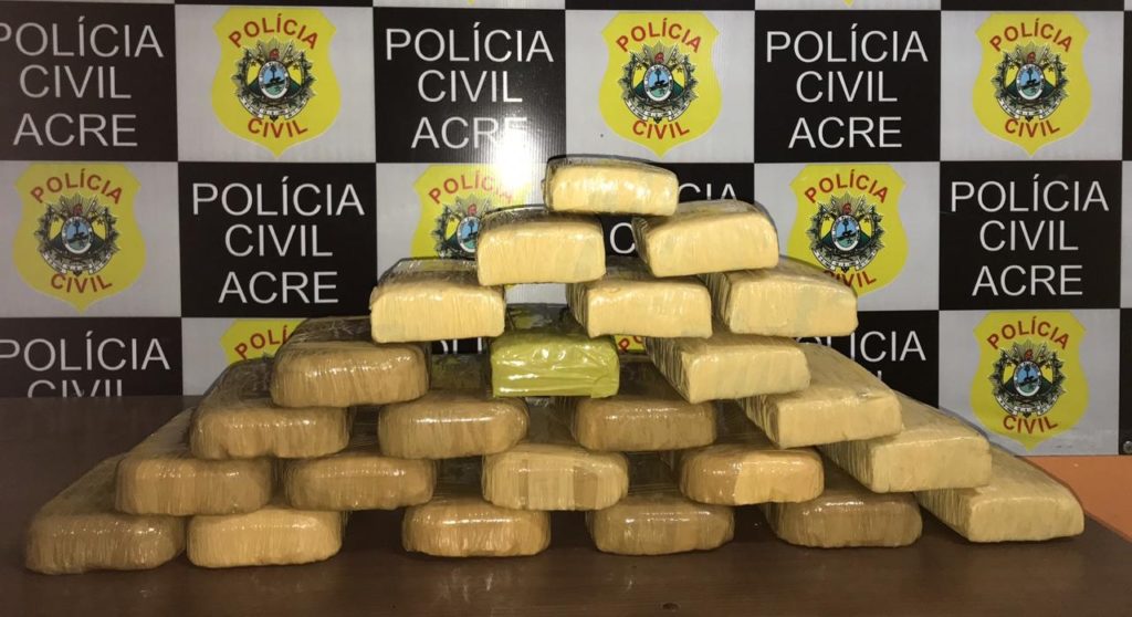 Com ajuda de cão farejador, Polícia Civil apreende droga na Variante em Cruzeiro do Sul