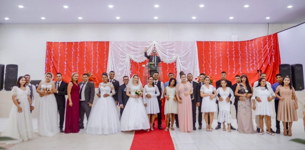 Casamento coletivo celebra a união de mais de 10 casais na Igreja Muralha de Fogo
